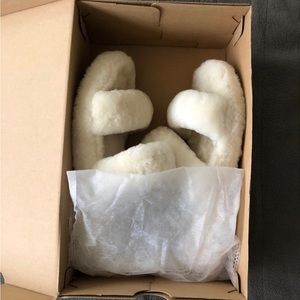 Women’s UGG Fluff Oh Yeah Slides (retail $110)